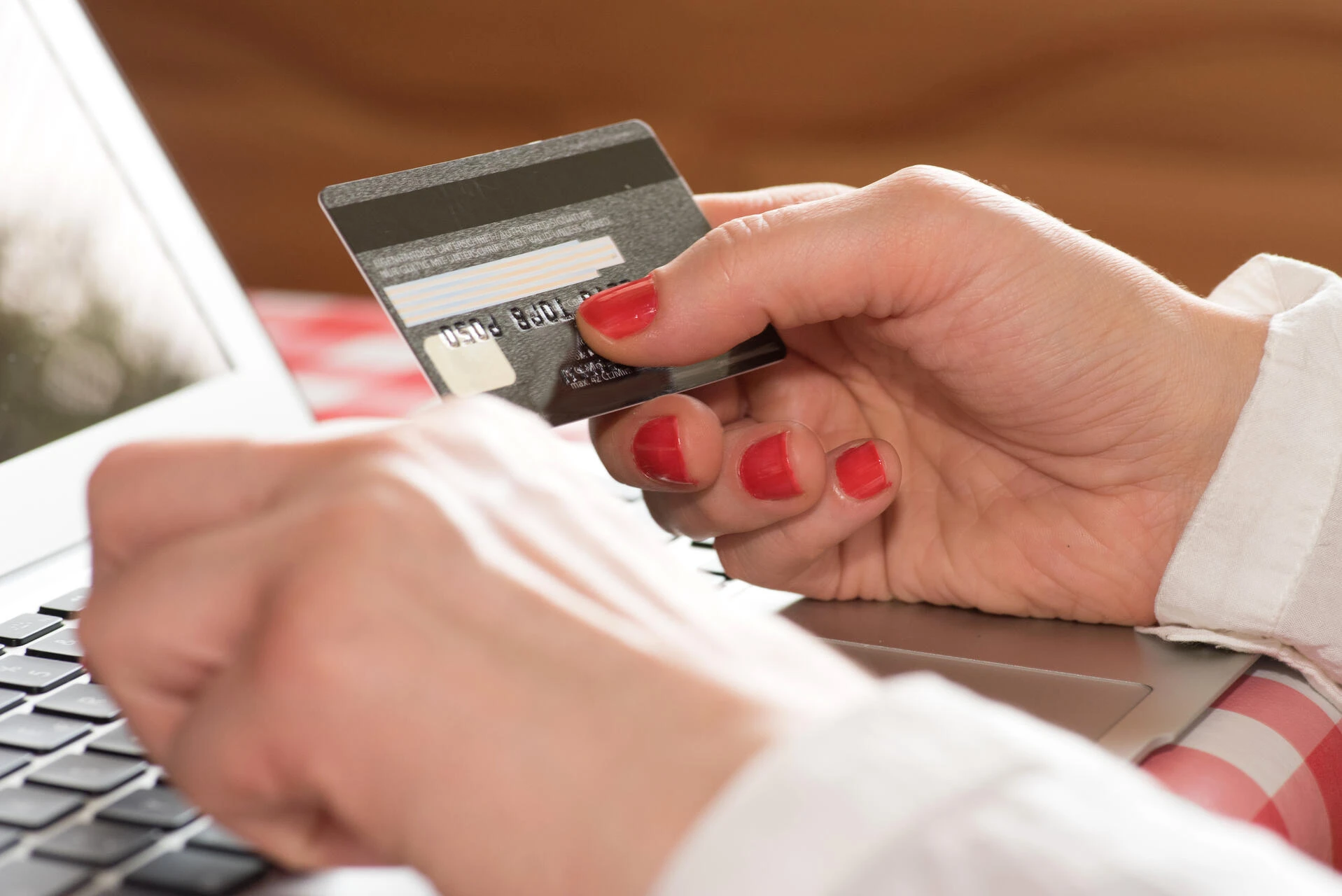 Paiement par carte sur un ordinateur