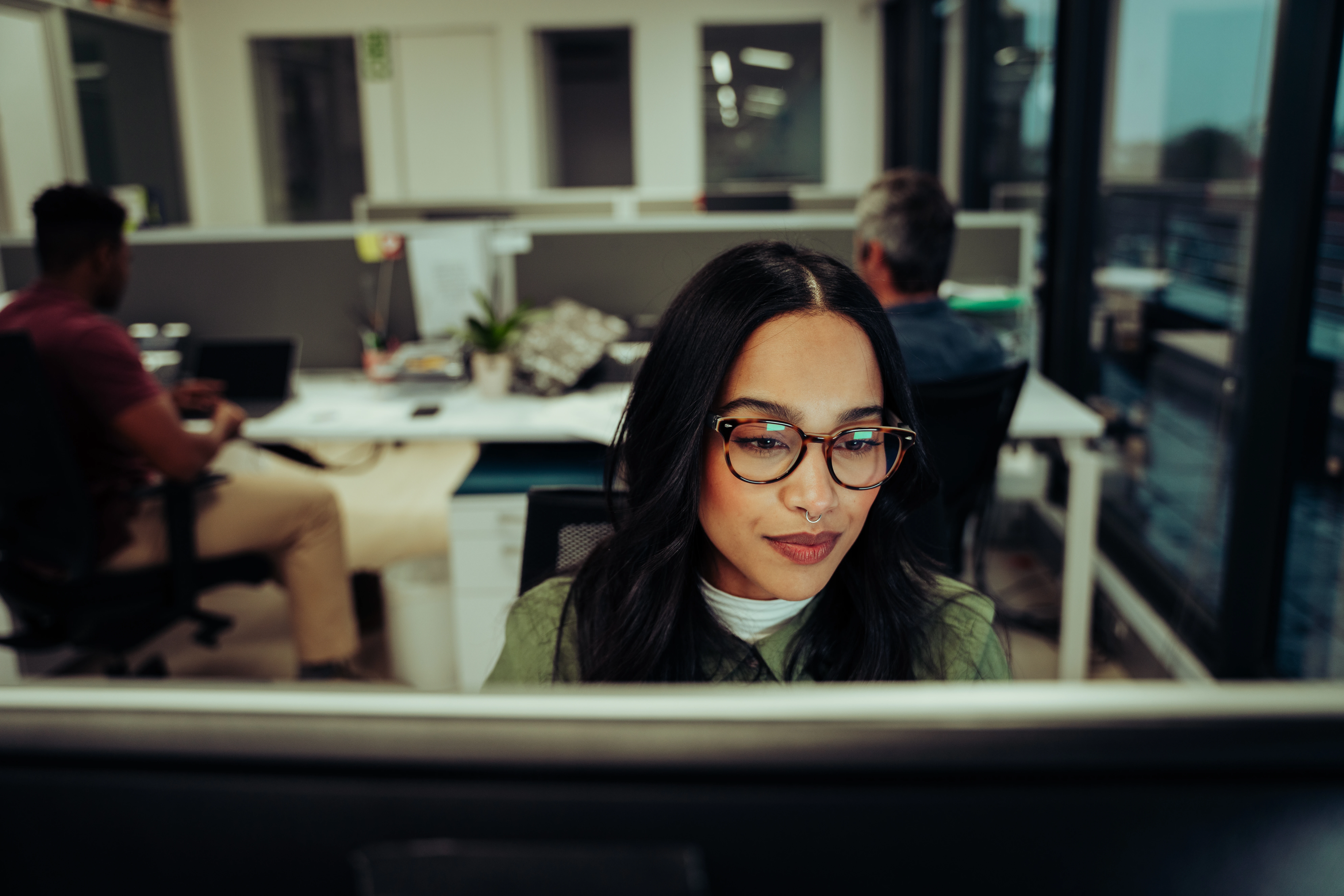Une femme regarde un écran de reporting