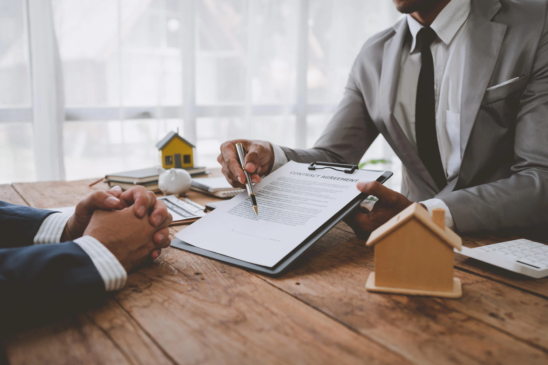 Un homme montre un contrat d'assurance à un autre homme