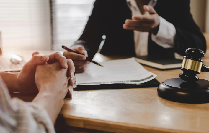 Un homme de justice parle avec une autre personne