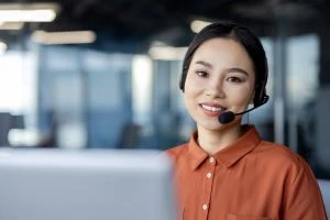 Une femme prend un appel avec un casque audio