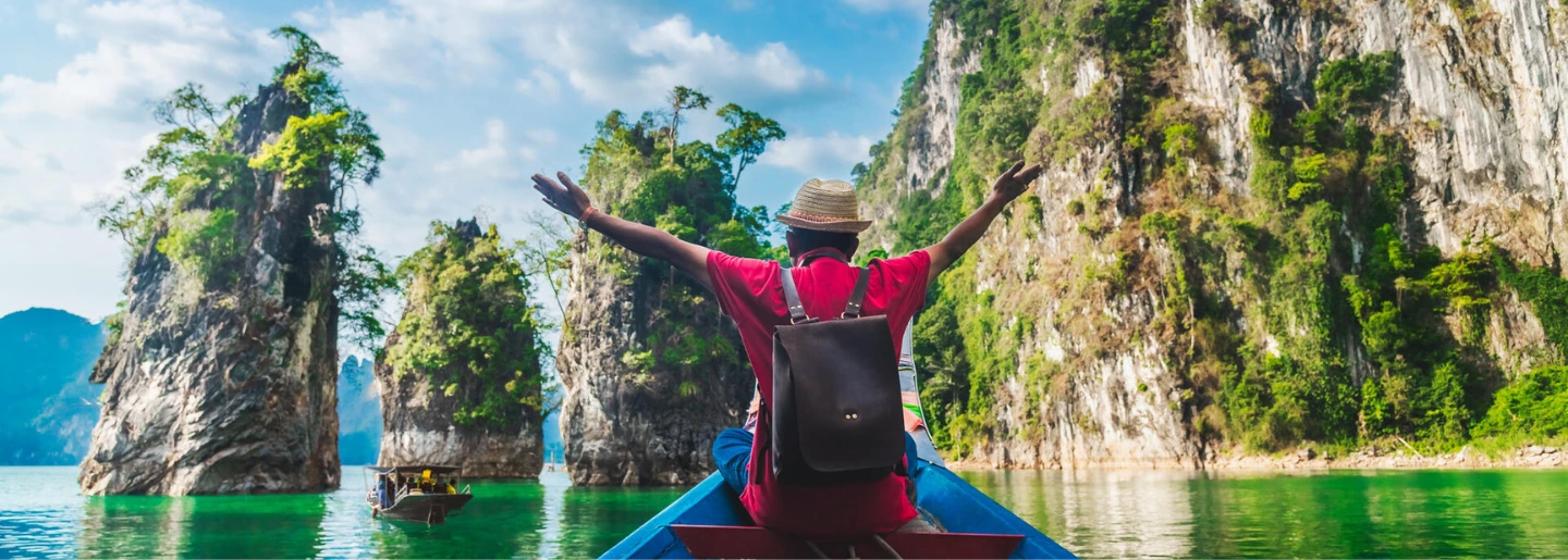 Un homme est sur un bateau dans une mer en Asie